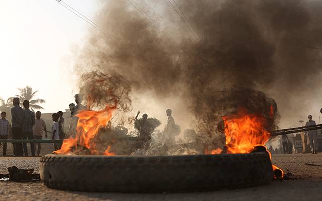 چونگی امر سدھو میں تاجروں کا ٹائر جلا کر احتجاج