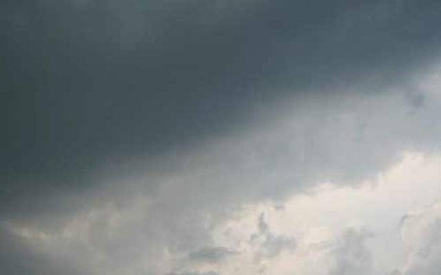  لاہور میں بادلوں کے ڈیرے،تازہ ہوائیں چلنے سے  موسم خوشگوار 