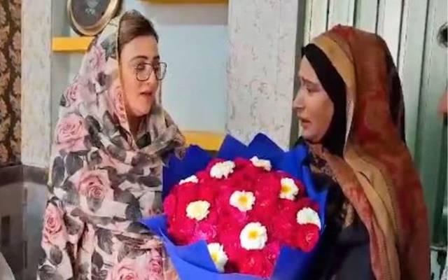 وزیر اطلاعات پنجاب عظمیٰ بخاری نصیبو لال سے ملاقات کیلئے انکے گھر پہنچ گئیں