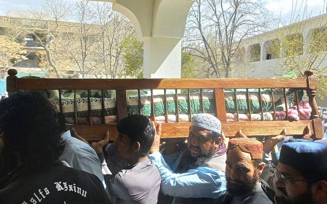 مولانا حافظ حسین احمد کا جنازہ،  ہزاروں افراد کی شرکت، اشکبار معتقدین نے مل کر لحد میں اتار دیا
