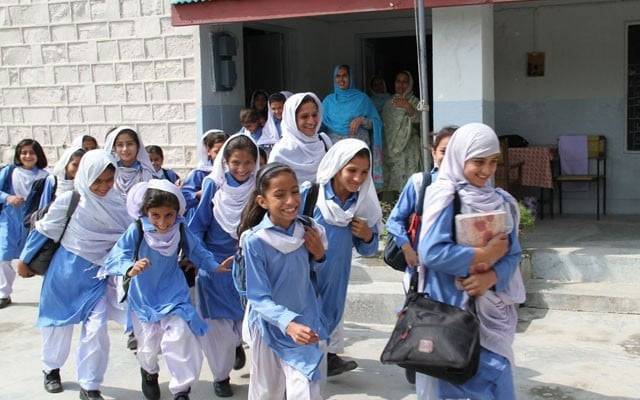 طلبا کی موجیں؛ عید کے بعد موسم بہار کی چھٹیوں کا بھی اعلان ہوگیا