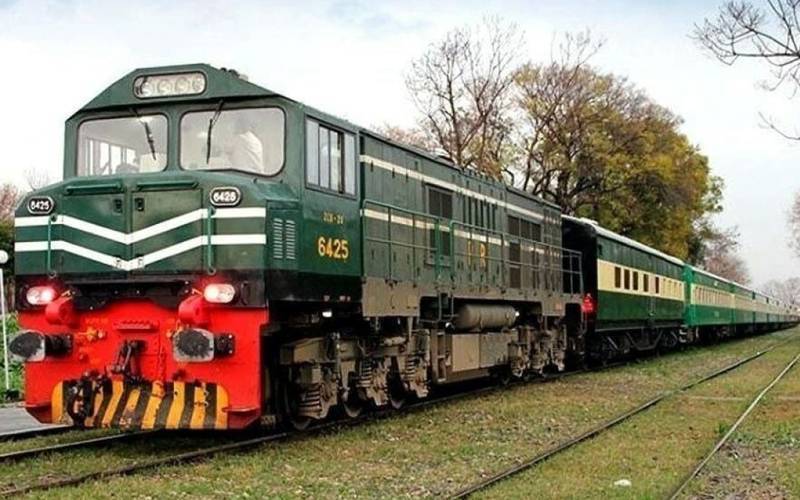 میانوالی سے لاہور آنے والی ٹرین بڑے حادثے سے بچ گئی