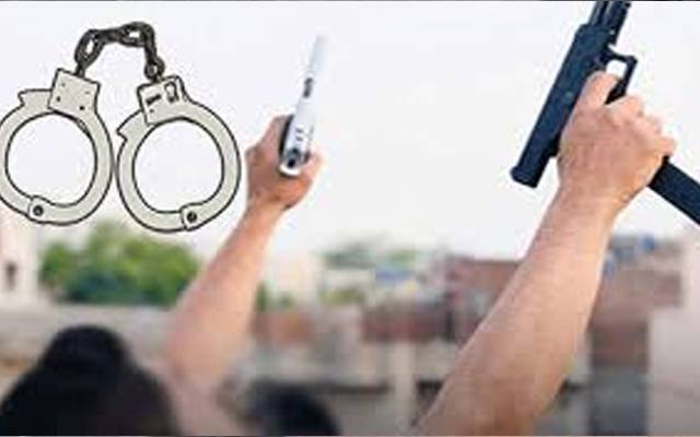 سر عام اسلحہ لیکر گھومنے والے 2 ملزم گرفتار