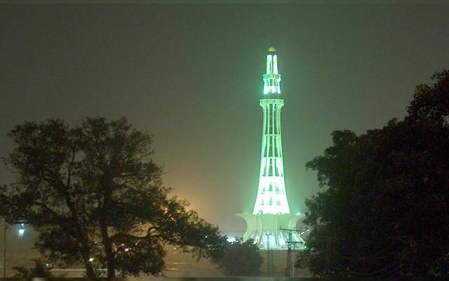 یوم پاکستان پر مینارپاکستان مختلف رنگوں کی روشنیوں سے جگمگا اٹھا