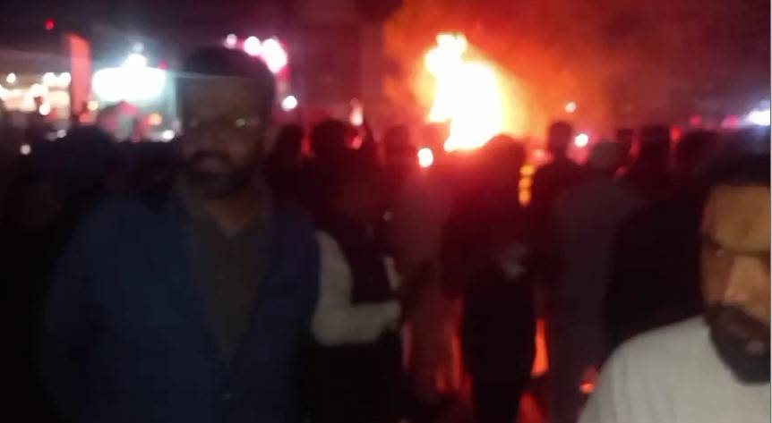 تھانہ کاہنہ کے باہر وکلاء کا احتجاج جاری؛ قصور سے لاہور آنے والی سڑک بلاک 