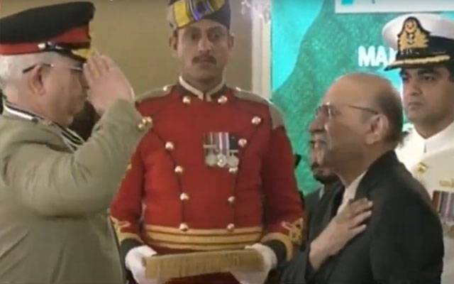ایوانِ صدر میں تقریب؛ ملکی دفاع میں نمایاں کارکردگی دکھانے والے فوجی افسران کو اعزازات سے نوازا گیا 