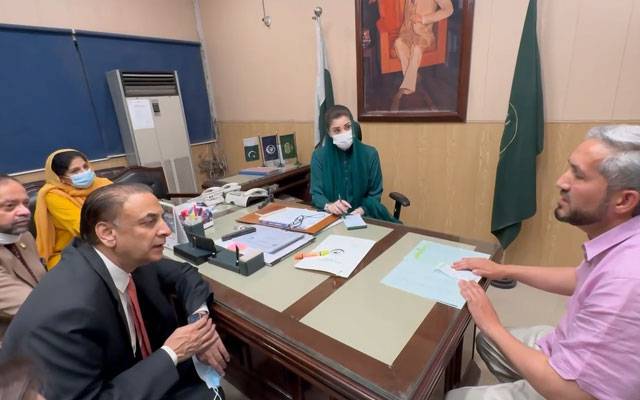 جناح ہسپتال کا اچانک دورہ؛ شکایات کے انبار، وزیراعلیٰ نے پرنسپل اور ایم ایس کومعطل کردیا