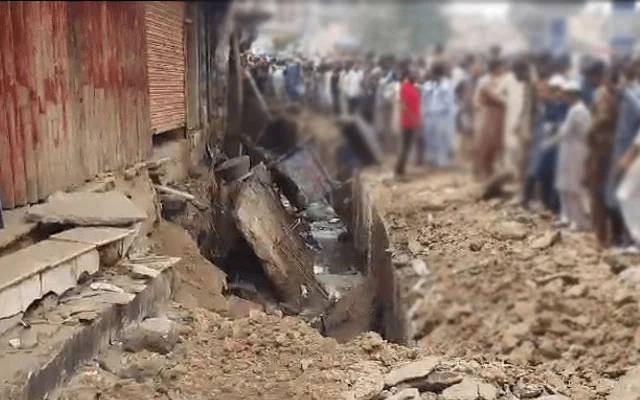 زیر زمین سیوریج لائن میں دھماکا، سڑک پر شگاف، عمارتوں کے شیشے ٹوٹ گئے