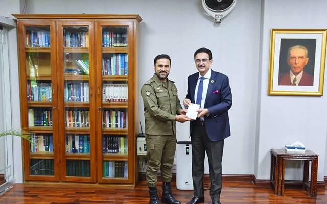 وائس چانسلر پنجاب یونیورسٹی کا قیمتی موبائل فون برآمد ؛ایس پی انویسٹی گیشن خود موبائل دینے پہنچ گئے 