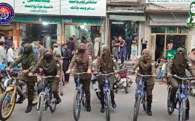 عید کی خریداری میں مصروف خواتین کی حفاظت کیلئے لیڈی پولیس اسکواڈ تعینات