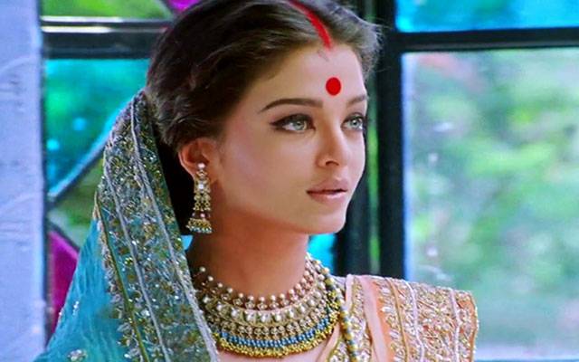 ایشوریا رائے کی گاڑی مبینہ حادثے کا شکار  