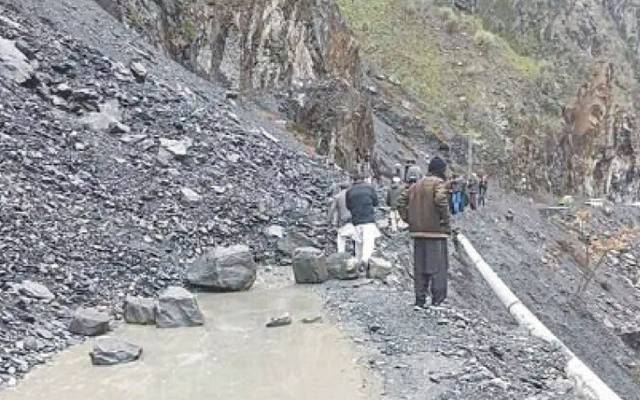 چترال میں موسلادھار بارش اور برفباری کے باعث لینڈ سلائیڈنگ، سڑکیں بند 