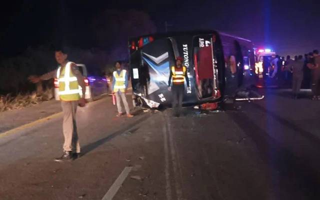 کلرکہار سالٹ رینج میں مسافر بس اُلٹ گئی، 5 افراد جاں بحق، 25 سے زائدزخمی