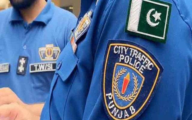 ملتان میں نوجوان نے ٹریفک وارڈن کو تشدد کا نشانہ بنا ڈالا  