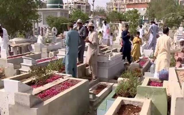 نماز عید کی ادائیگی کے بعد شہریوں کا فاتحہ خوانی کیلئے قبرستانوں کا رخ