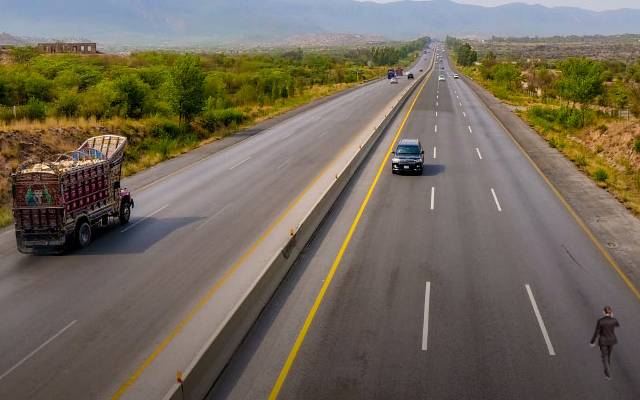 موٹروے پیدل کر اس کرنے والے حوالات جائیں گے