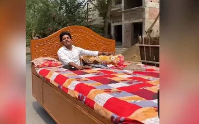 بھارت میں بیڈ نما گاڑی نے سوشل میڈیا پر دھوم مچا دی