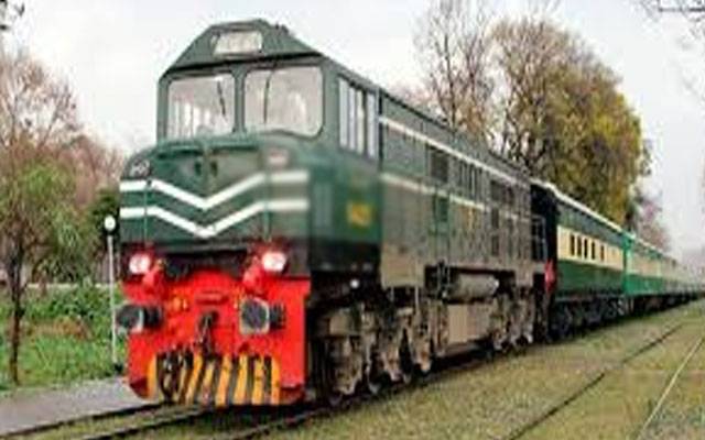 علامہ اقبال ایکسپریس کی 2 بوگیاں پٹڑی سے اتر گئیں 