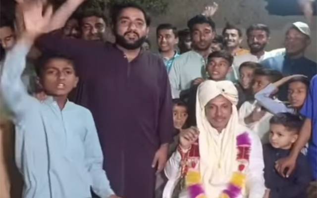 دولہے کا دریائے سندھ سے نکلنے والے کینالز کیخلاف انوکھا احتجاج