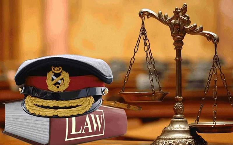 سویلینز کا ملٹری ٹرائل کیس، ادارہ خود شکایت کنندہ ہے تو خود کیسے کیس سن سکتا ہے: جج آئینی بینچ