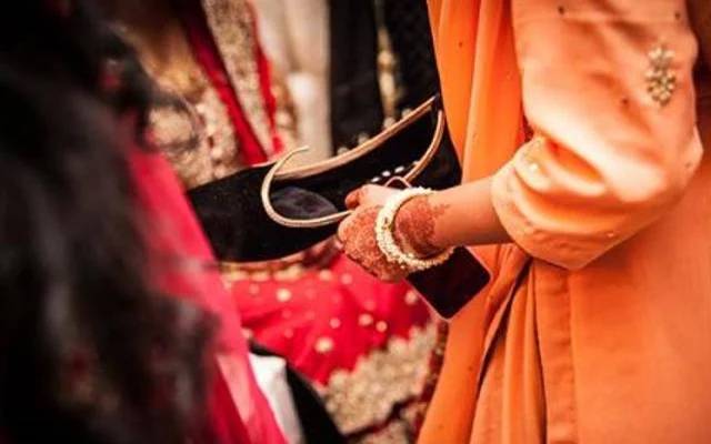 جوتا چُھپائی کی رسم میں 5 ہزار دینے پر دلہن والوں نے دولہا کی درگت بنا ڈالی