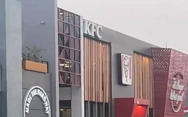 ڈیفنس سی ،نامعلوم موٹر سائیکل سواروں کا ’’کے ایف سی‘‘ پر پتھراؤ