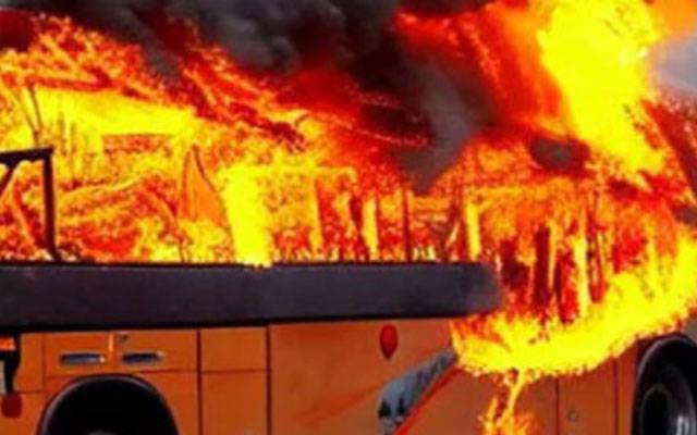 خوفناک حادثہ: مسافر بس کو آگ لگ گئی