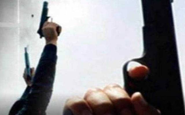 کاہنہ : 4 گاڑیوں میں سوار لڑکوں کی رنگ روڈ بلاک کرکے جدید اسلحہ سے فائرنگ