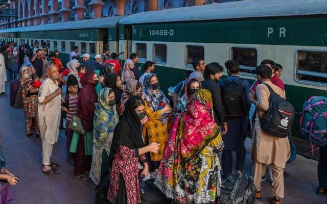 ریلوے ملازمین اور مسافروں کی صحت کے تحفظ کیلئے فوڈ اتھارٹی کا احسن اقدام
