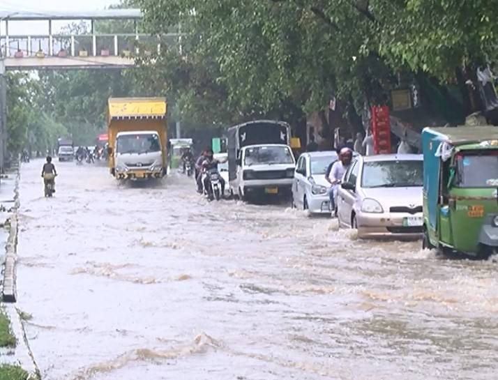  لاہور ہائیکورٹ اور گردونواح میں بارش کے باعث جی پی او چوک کے باہر بارشی پانی جمع 
