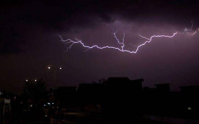 بھارت؛ آسمانی بجلی گرنے سے 25 افراد لقمہ اجل بن گئے
