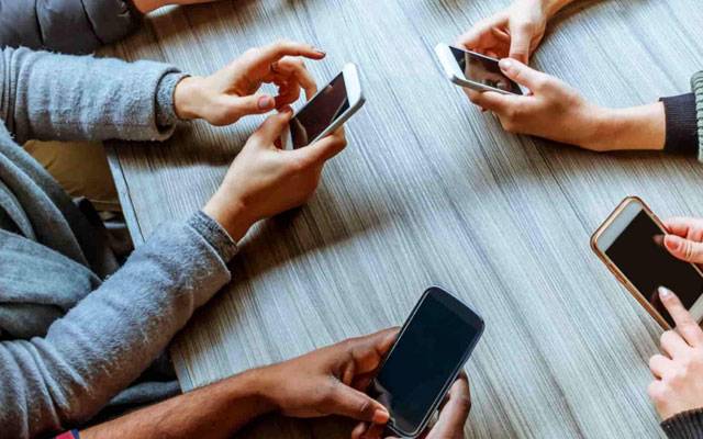 16 سال سے کم عمر بچے موبائل فون استعمال نہیں کر سکیں گے