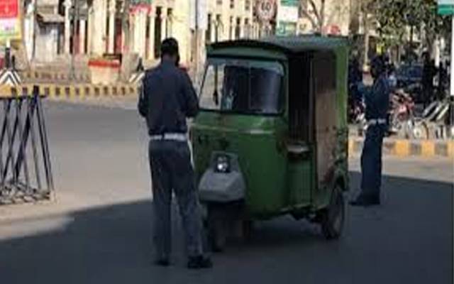 ٹریفک وارڈن کا رکشہ ڈرائیور پر تشدد؛ ہیلمٹ مار دیا