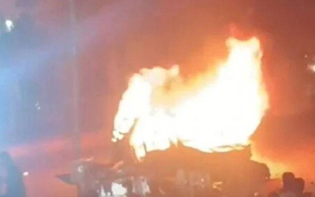 کراچی، کار کی ٹکر سے راہ گیر جاں بحق، مشتعل افراد نے کار کو آگ لگا دی