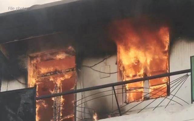 ملتان روڈ پر 4 منزلہ پلازہ میں اچانک آگ بھڑ اٹھی، قیمتی سامان جل گیا