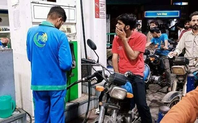 پیٹرولیم مصنوعات کی قیمتیں کم نہ ہونے پر شہری طیش میں آگئے