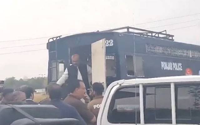 اڈیالہ جیل کے باہر عمر ایوب، علیمہ خان سمیت متعدد پی ٹی آئی رہنماؤں کو حراست میں لے لیا گیا