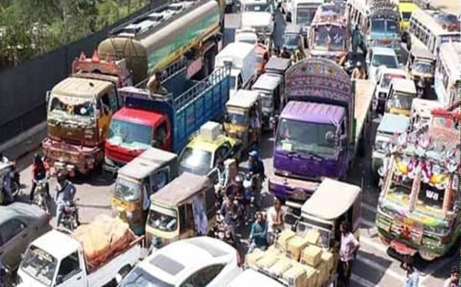 کراچی میں ہیوی ٹریفک رات دس بجے تک سڑکوں پر نہیں آ سکے گی