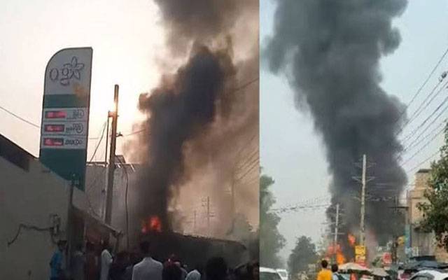 فیصل آباد: پیٹرول پمپ پر کھڑے ٹینکر میں لگنے والی آگ نے تین گاڑیوں کو لپیٹ میں لے لیا