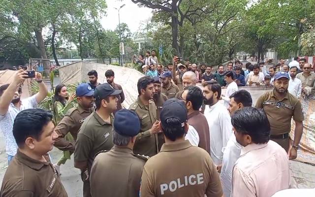 گرینڈ ہیلتھ الائنس کا احتجاج؛ پولیس اور مظاہرین میں ہاتھا پائی 
