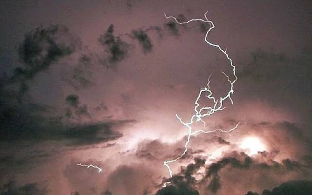  دریا میں موجود کشتی پر آسمانی بجلی گرگئی 