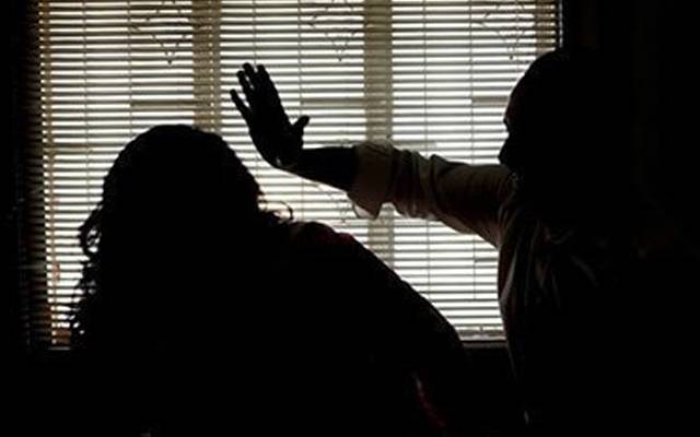 مظفرگڑھ : سسرالیوں کا 8 ماہ کی حاملہ خاتون پر بدترین تشدد، ٹانگیں اور بازو توڑ دیے