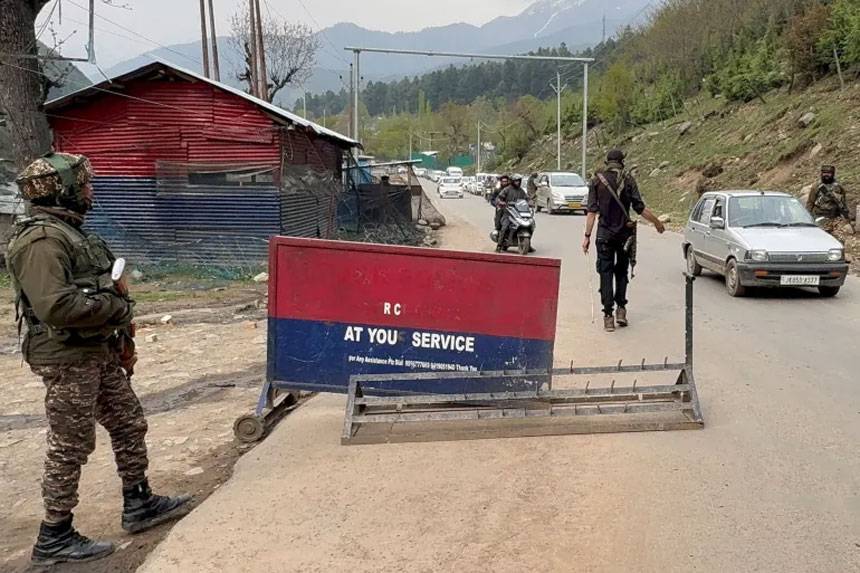 مقبوضہ کشمیر میں انڈین سیاحوں پر پراسرار حملہ میں  27  سیاح مارے گئے