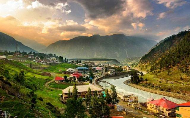 خوفناک زلزلہ، لوگ کلمہ طیبہ کا ورد کرتے گھروں سے نکل آئے