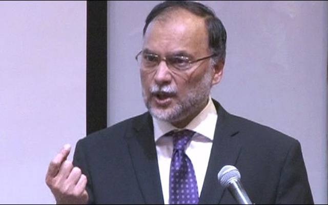 بھارت میں ایک پٹاخہ چل جائے تو پاکستان کیخلاف مہم شروع کر دیتا ہے: احسن اقبال