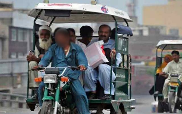 رکشے میں سواری بٹھانے پر جھگڑا، ملازمین نے ڈرائیور کی دھلائی کردی 