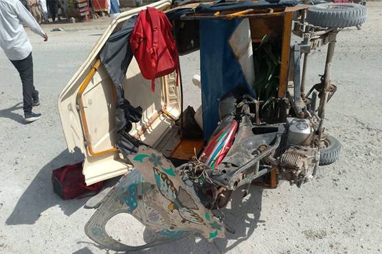 مسلم ٹاؤن فلائی اوور کے قریب رکشہ حادثہ، ڈرائیور سمیت تین افراد زخمی