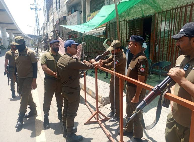 ایس پی اقبال ٹاؤن کا اہم گرجا گھروں کے سیکورٹی انتظامات کا جائزہ 