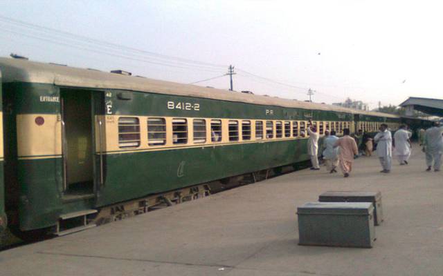 ٹرینیں گھنٹوں تاخیر کا شکار، ٹکٹوں کی ری فنڈنگ کی شرح میں اضافہ