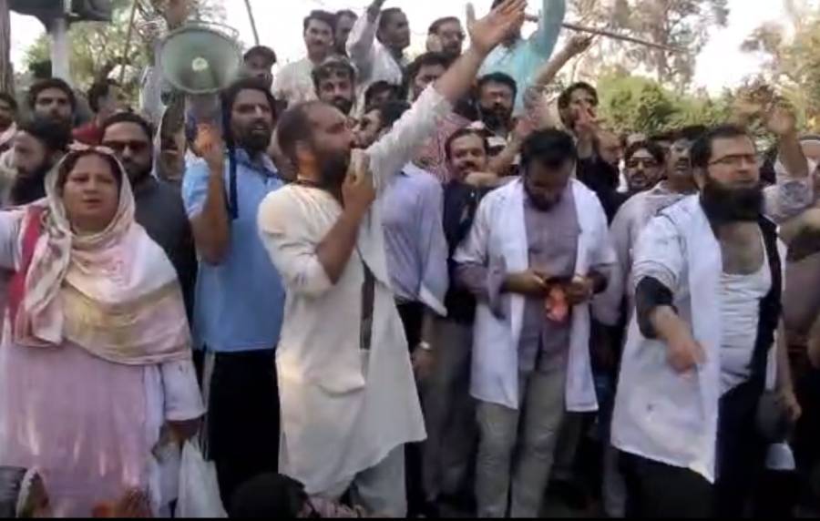  وزیر اعلیٰ ہاؤس کے سامنے احتجاج کے دوران گیٹ پھلانگنے کی کوشش 